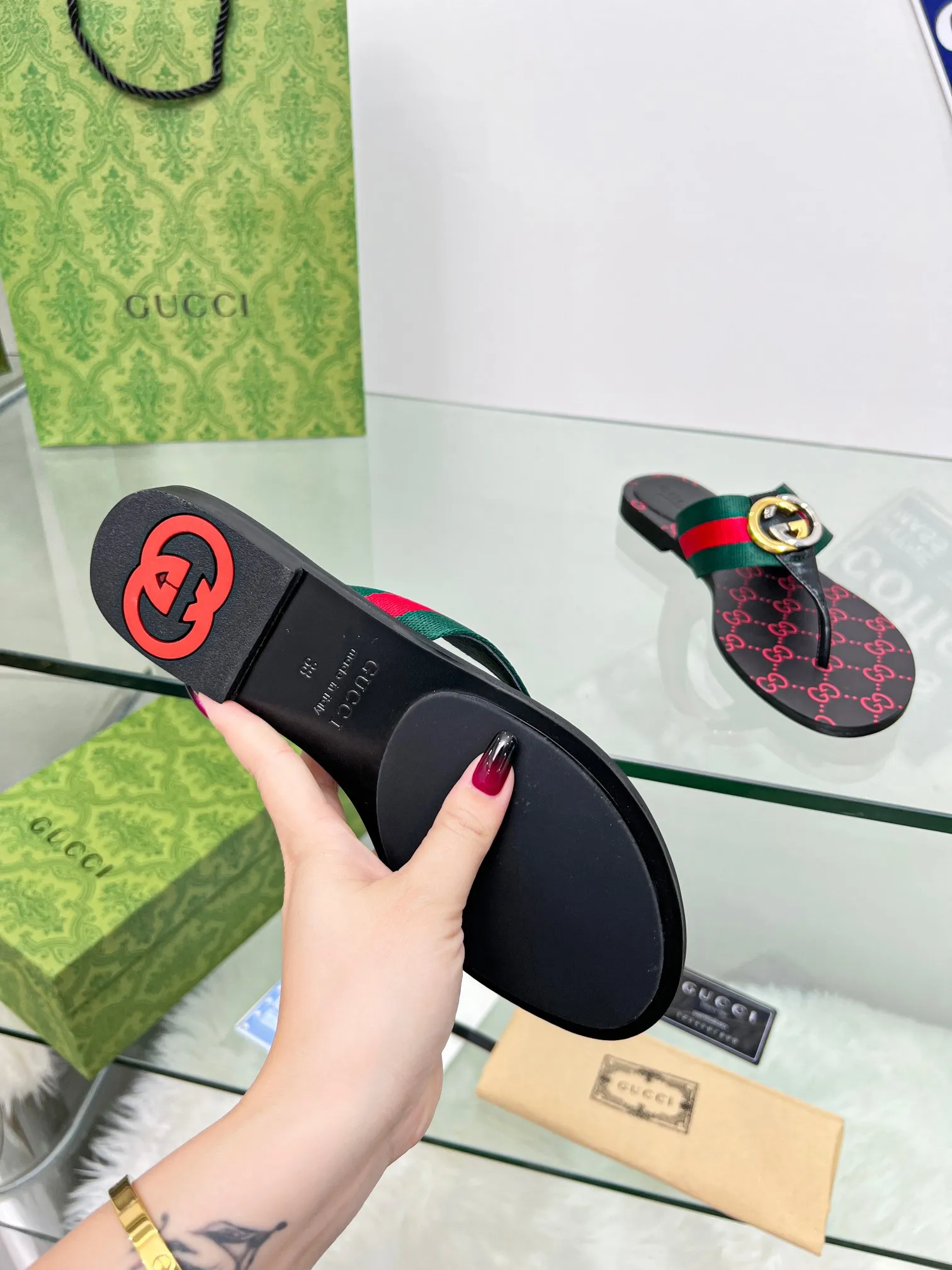 👟👟Ex-factory price 280👟👟 Gucci·Gucci💗 Classic flip-flops.  This is an amazing shoe, a luxury brand loved by celebrities and Internet celebrities😼The original hardware of the counter is gold and silver with double G buckles. 1:1 reproduction purely handmade.  German technology 3D printing logo.  Number of yards 35-45